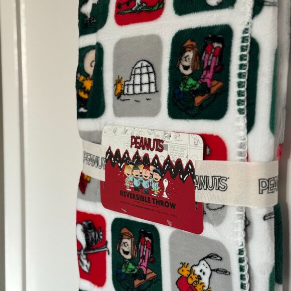Peanuts Winter Reversible decorative Throw | Snoopy and the gang Christmas Throw - Picture 5 of 8